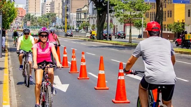 El carril exclusivo para ciclistas se habilita los sábados y domingos, de 7 a 13 hrs. Foto referencial: El Comercio