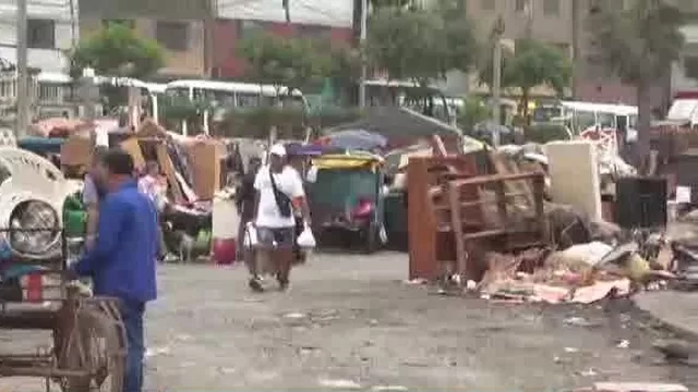 Comerciantes del mercado informal Jorge Chávez enfrentan una problemática por la acumulación de basura