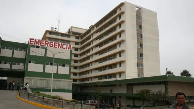  Cómplices del interno Bhel Bhoy Arrin Santillán Ríos lo esperaron en la zona de comidas del hospital / Foto: Andina