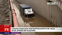 Huachipa: Camión quedó atascado en bypass inundado de agua