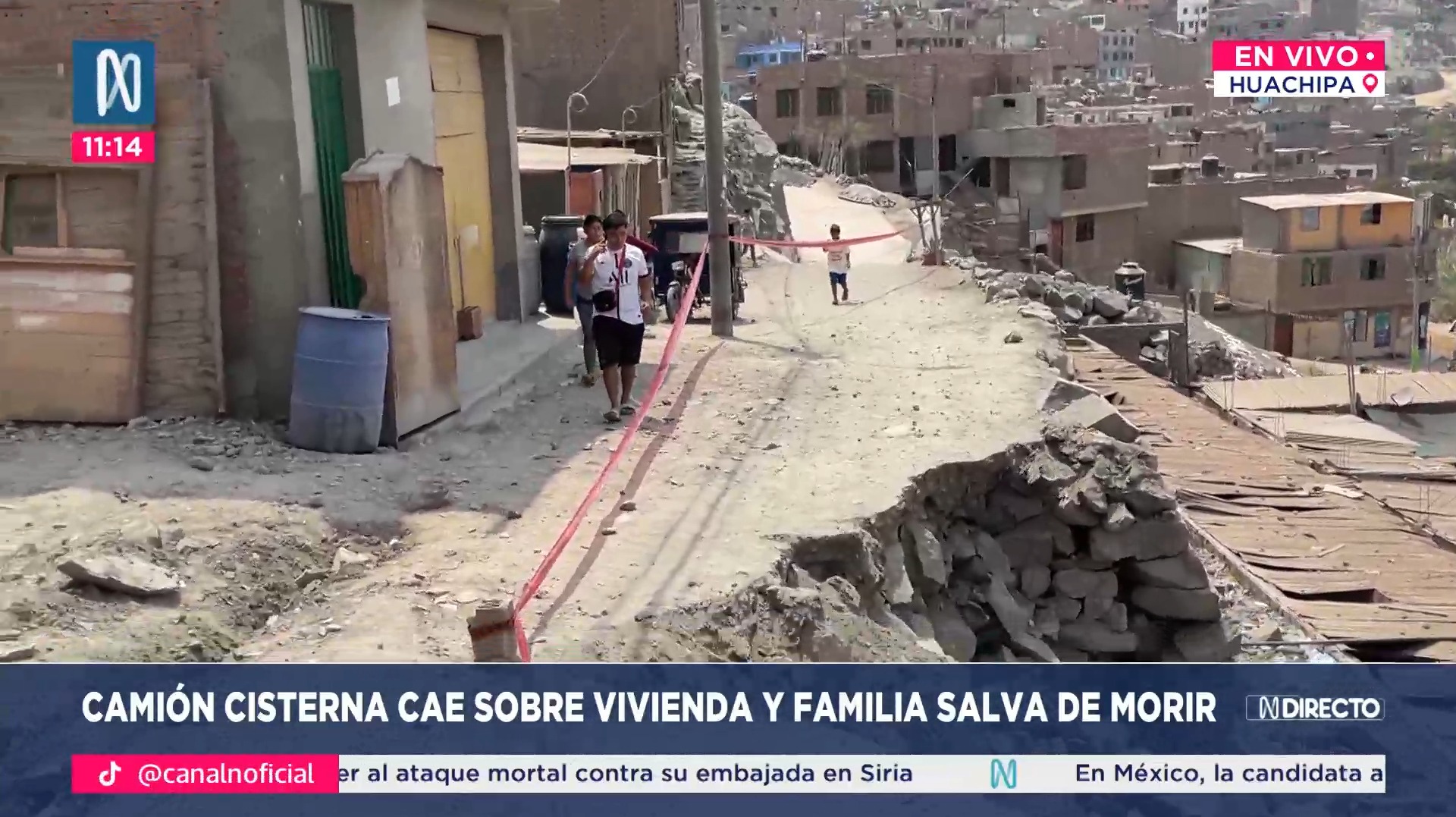 Huachipa: Familia salvó de morir tras caída de camión cisterna sobre su casa