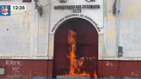 Huancavelica: Manifestantes quemaron puerta de la Prefectura 