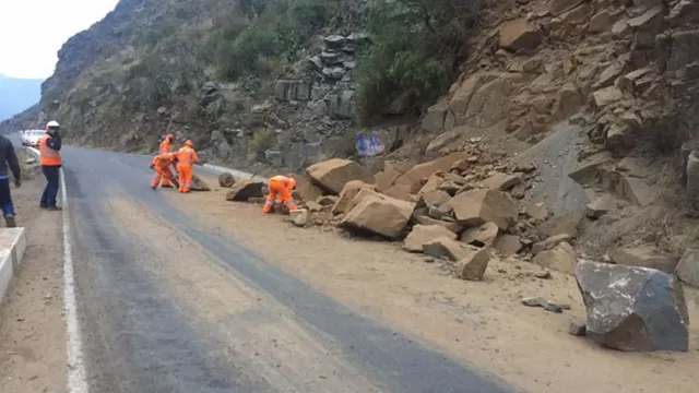 Deslizamientos en vía rumbo a Huancavelica. Foto: Twitter Provias