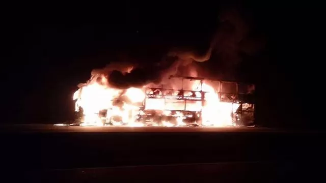 Bus se incendió en pleno viaje.