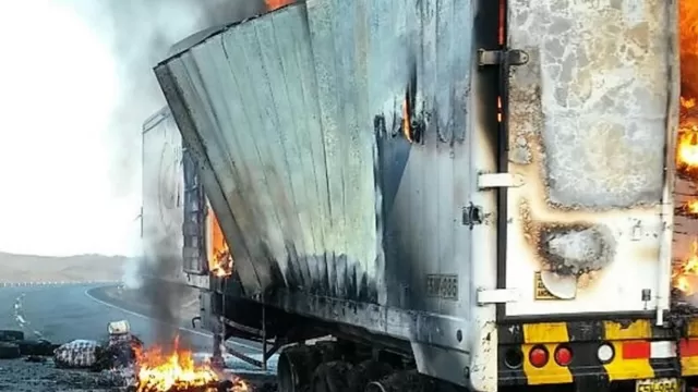 Camión se incendió en Panamericana Norte. Foto: Agencia Andina