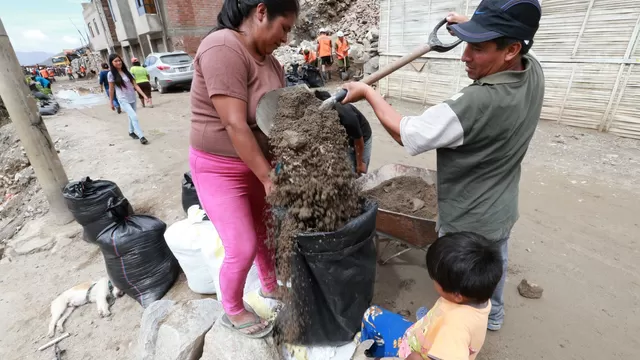 Personas afectadas limpian la zona. Foto: Referencial/Agencia Andina