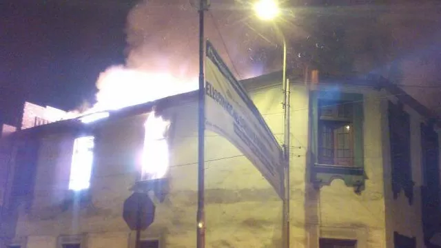 Incendio afectó segundo piso de una casona en el Cercado de Lima 