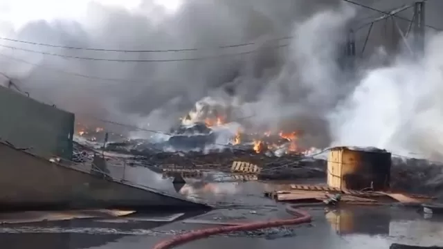 Fuego consumió almacén de llantas desde la noche del sábado / Foto: Andina