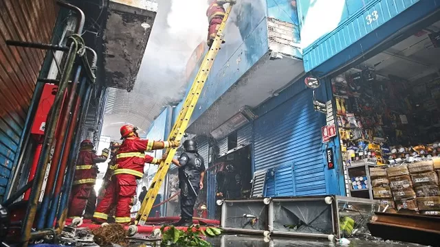 Clausurar&aacute;n galer&iacute;a que se incendi&oacute; en el Centro de Lima. Foto: Andina.