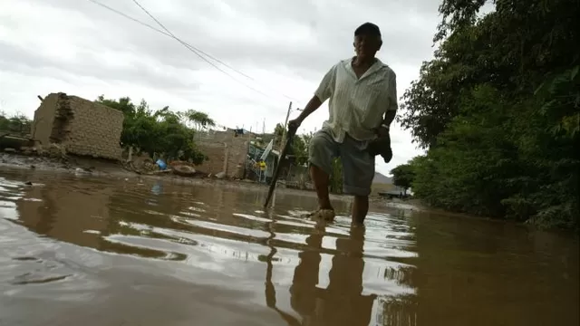   Las precipitaciones registradas desde la semana pasada provocaron un alud de tierra e inundaciones  / Foto: Andina - referencial