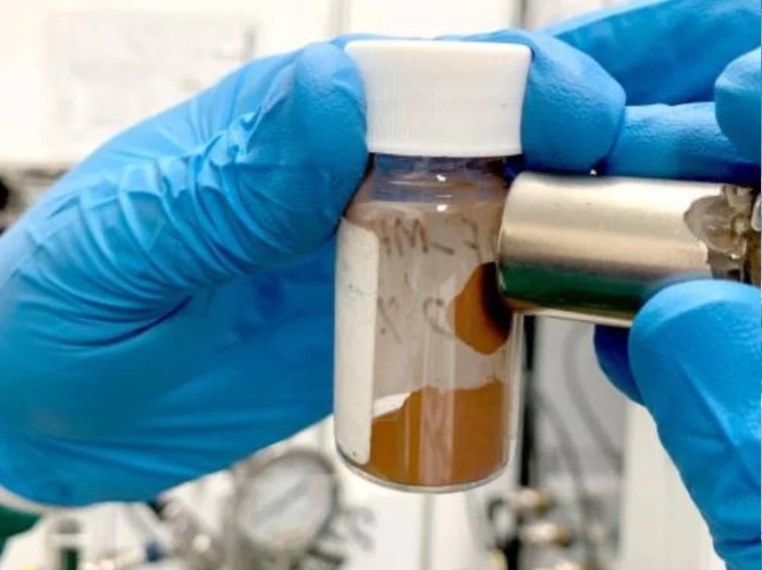 Investigadores desarrollan polvo magnético para eliminar microplásticos del agua. Foto: El Correo