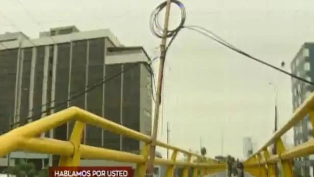 Javier Prado: palo de madera sostiene cables en puente peatonal