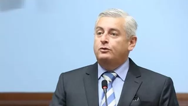 Juan Carlos Lizarzaburu: Desacertado comentario de congresista durante una sesión en el Parlamento