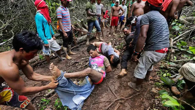 Los familiares buscan a sus parientes por tierra y aire. Foto: Referencial/Reuters