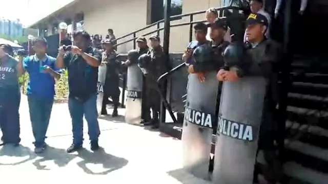Policías custodiaron exteriores del Poder Judicial ante protesta. Foto: captura de TV