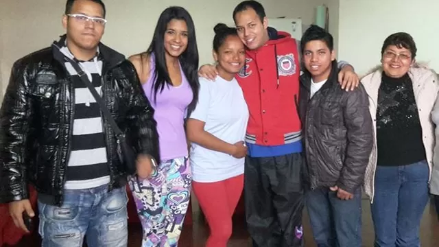 Rocío Miranda acompañó a la familia de Karl Britto (casaca roja) tras su liberación
