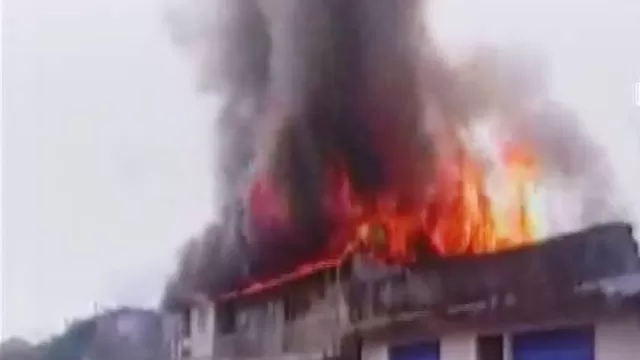 Incendio consumió mercado de Huepetuhe, en Madre de Dios. Captura: Canal N