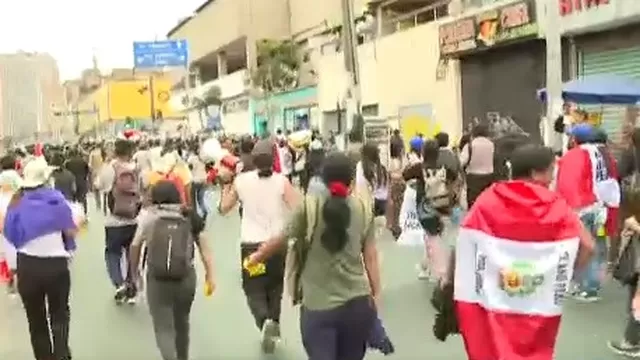 Manifestantes contra el gobierno marchan en el Centro de Lima