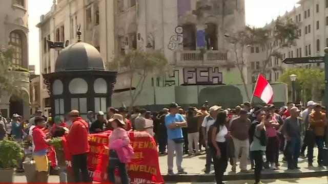 Cercado de Lima: Manifestantes se congregan en la Plaza San Martín