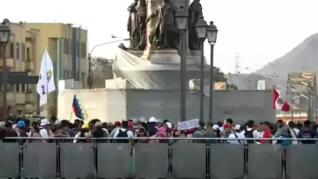 Manifestantes se reúnen en inmediaciones de la plaza Dos de Mayo