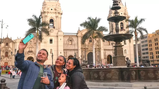Peruanos aprovechan los feriados para divertirse. Foto: Andina