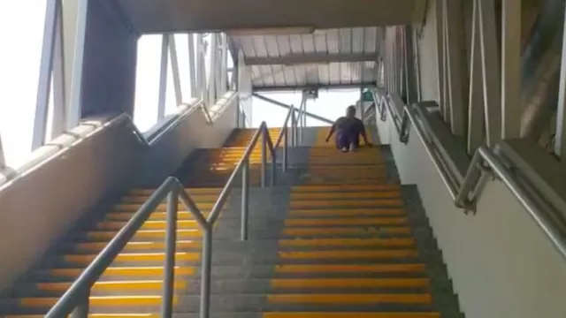 Metro de Lima: mujer con discapacidad se arrastra por escaleras por falla de ascensor