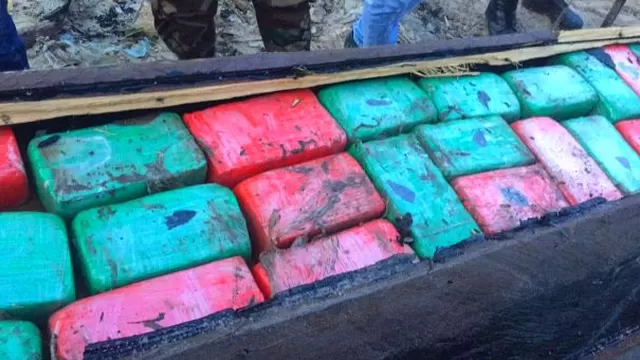 La droga estaba camuflada al interior de los botes donde se encontró 187 paquetes tipo ladrillo. Foto: Mininter
