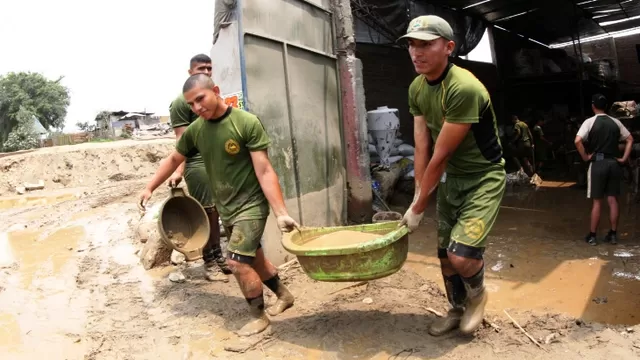 Soldados del Ejército realizan ayuda humanitaria tras huaicos. Foto: Andina