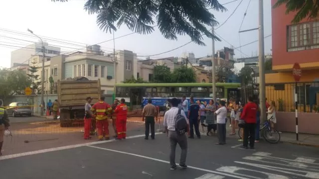 Accidente en Miraflores, entre volquete y bus de transporte público. Foto: @danegamez