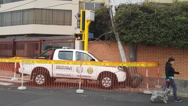 Vehículo de patrullaje impactó contra poste. Foto: Alerta Noticias