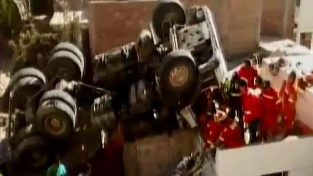 Vehículo cae a vivienda en Moquegua. Foto: captura de TV