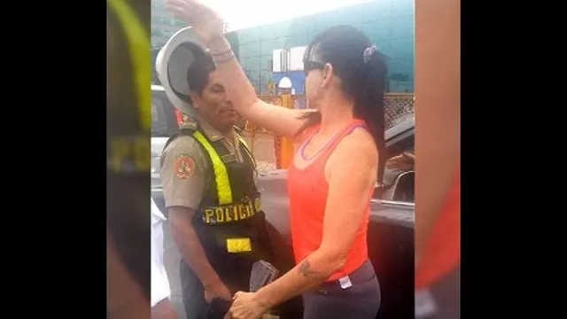 Mujer agresora de policía en el aeropuerto Jorge Chávez. Imagen: El Comercio