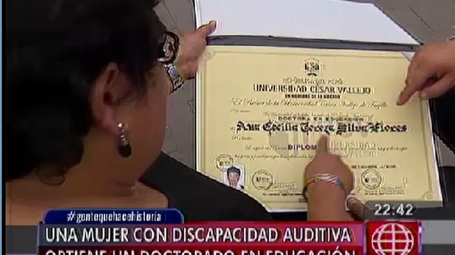 Una mujer con discapacidad auditiva obtiene un doctorado en educación