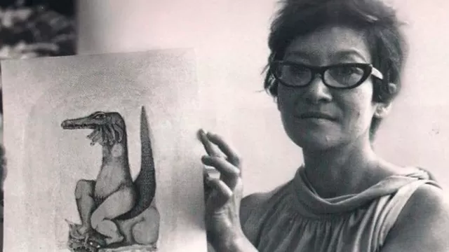 - Retrato de Tilsa Tsuchiya con una de sus obras, c. 1980.