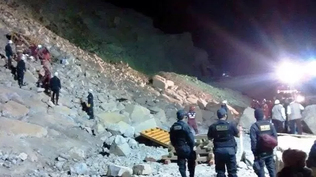 Oyón: Hasta el momento 3 personas fueron rescatadas de miniván sepultada