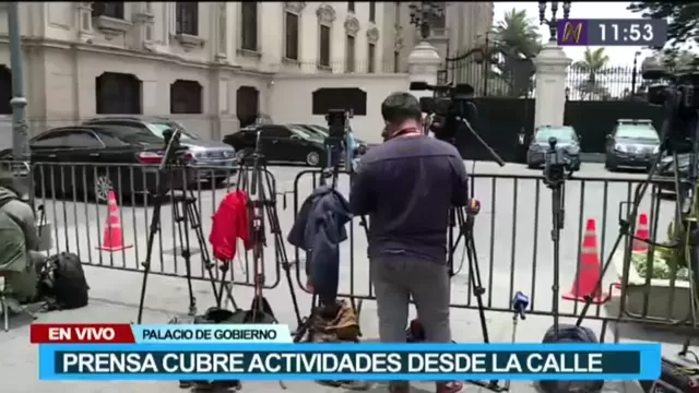 Periodistas improvisan sala de prensa en exteriores de Palacio de Gobierno