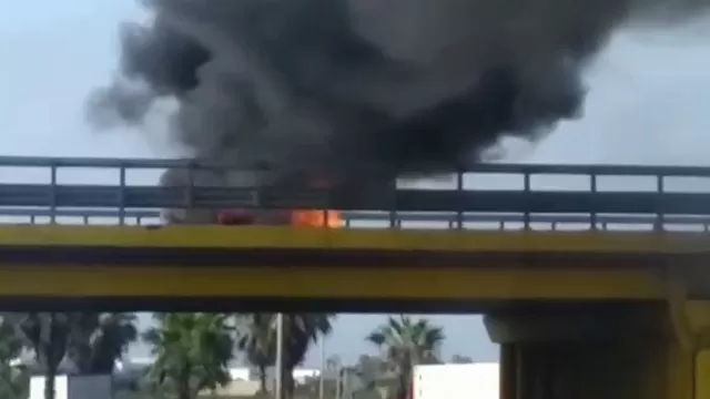 Panamericana Sur: Reportan incendio de vehículo en salida hacia avenida Huaylas