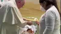 Papa Francisco bautizó a un recién nacido en el mismo hospital donde él se recupera
