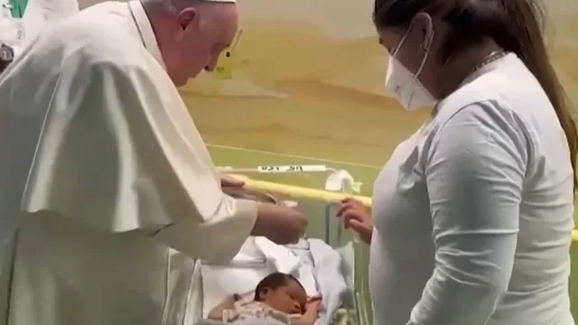 Papa Francisco visitó a niños y bautizó a un recién nacido / Fuente: Canal N