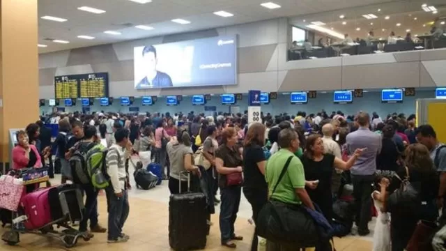 Pasajeros varados en aeropuerto Jorge Chávez. Foto: Referencial/peru21.pe