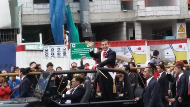 Peruanos se burlan de la llegada del presidente Humala en el 'Jeep presidencial'