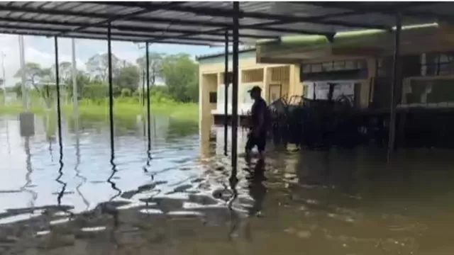 Piura: Fuertes lluvias inundaron colegio de Chulucanas