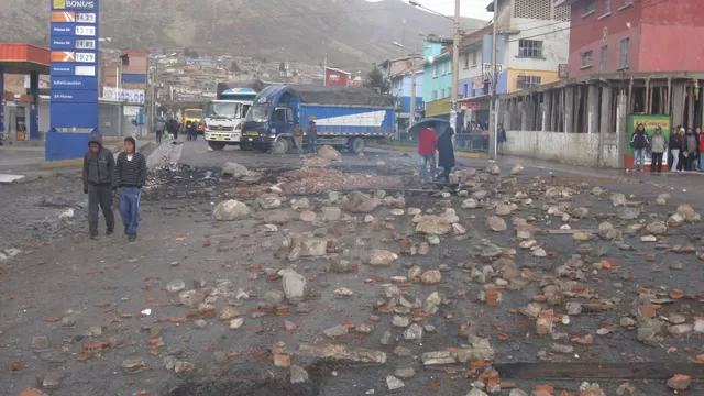 Trabajadores han colocado cuatro piquetes a lo largo de la carretera central. Foto: Andina
