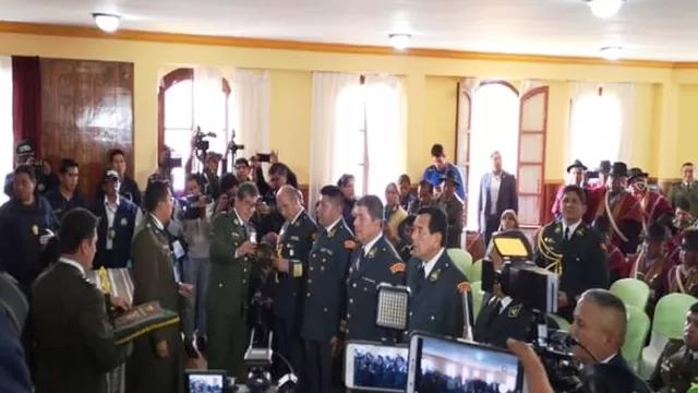 La armada boliviana otorgó la distinción a los policías peruanos en reciente ceremonia. Foto: Mininter