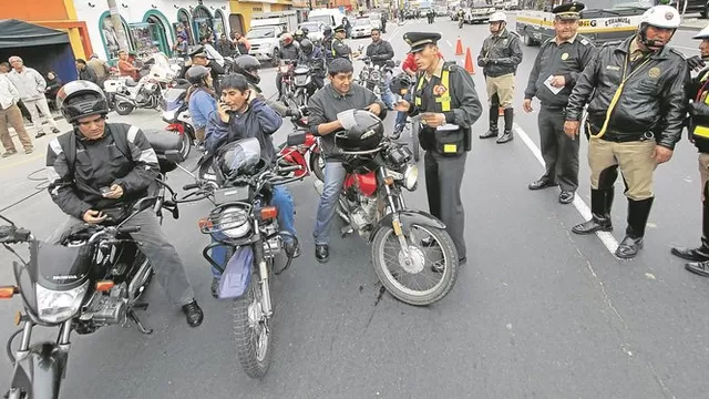 Los motociclistas no podrán circular con otra persona a bordo. Foto: Referencial/Ojo