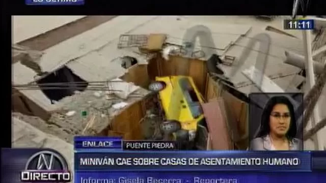 Minivan cay&oacute; sobre casas en Puente Piedra. Foto: Captura de TV Canal N.