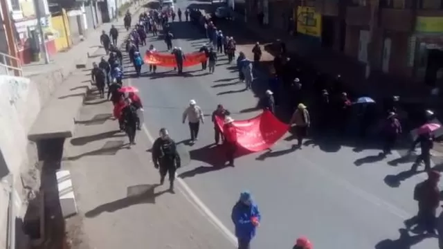 Profesores protestan en la vía rumbo a Puno. Foto: América Noticias