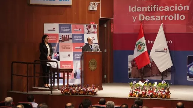  Jefe Nacional del RENIEC, Jorge Yrivarren, inaugurando el Seminario Internacional de Identificación y Desarrollo. (Vía: Twitter)
