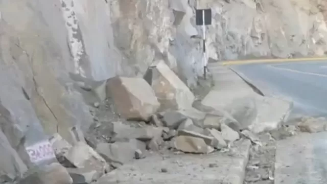 Reportan caída de rocas en la vía Pasamayito