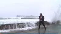 Reportero de Canal N es sorprendido en vivo por fuerte oleaje en San Bartolo 